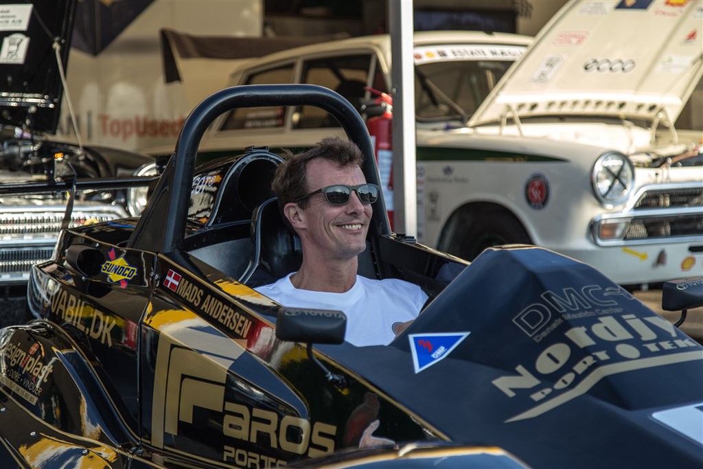 HKH Prins Joachim prøvesidder en Aquila Synergy foran Cortina Racings kendte historiske set-up: I 2017 kører teamet både historisk og Aquila Synergy Cup
(Foto: Torben Weber Andersen)